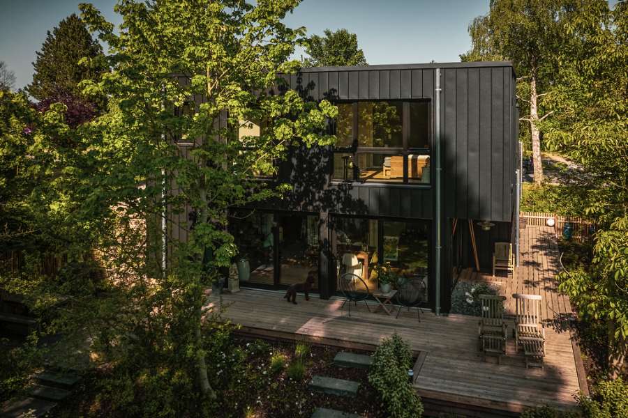 Arkitekt kræser for detaljerne i villa med naturudsigt og facadebeklædning i stål og sten, Konsul Lorenzen Straße 5, 24376 Kappeln, Tyskland